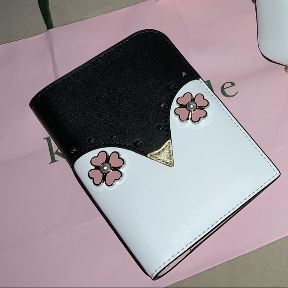 Kate Spade leather passport/ wallet - Picture 7 of 8